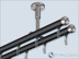 Hochwertige doppellauf Stilgarnitur für Deckenmontage, gekennzeichnet durch ein robustes 20mm Aluminium-Profil in schwarz matt, verstärkt durch edle Deckenhalterungen und Endknöpfe aus Edelstahl, komplementiert mit eleganten Edelstahlhaken-Gleitern