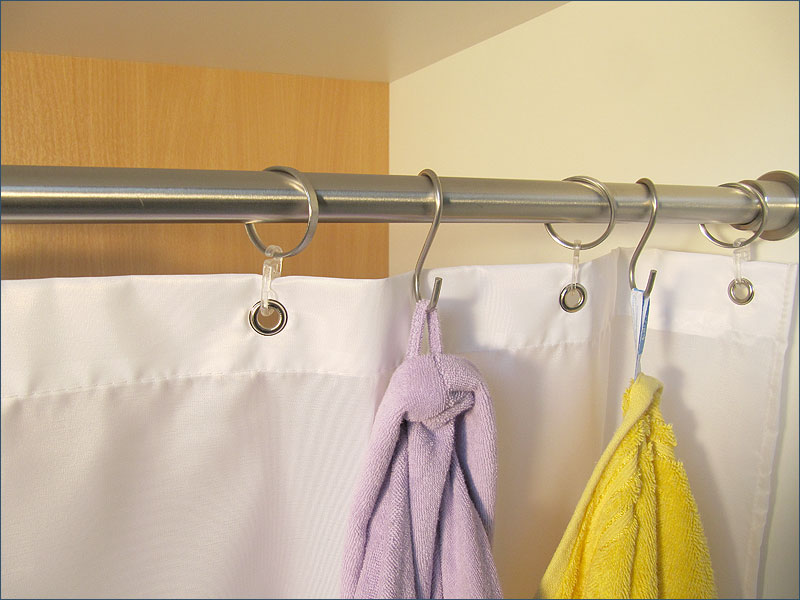 Ringe für Duschvorhang zusammen mit Edelstahlhaken als Handtuchhaken oder Bademantelhaken
