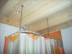 Behindertengerechte Dusche mit bodenebenem Duschbereich, barrierefreie Duschstange in L-Form