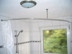 barrierefreie runde Vorhang-Duschstange für behindertengerechtes Bad, bodengleiche Dusche in Viertelkreis-Form, stabil in Edelstahl