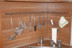 Sonder-Anfertigung: L-Form gebogene Reling für die Küche, Modell Pfosten-16 mit Edelstahlkappen und Edelstahlhaken
