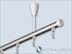 Stilvolle 1-Lauf Gardinenstange für die Deckenbefestigung mit Edelstahloptik-Profil, Deckenträgern und Endelementen aus Aluminium weiß glänzend, begleitet von Gleitern mit Edelstahlhaken.