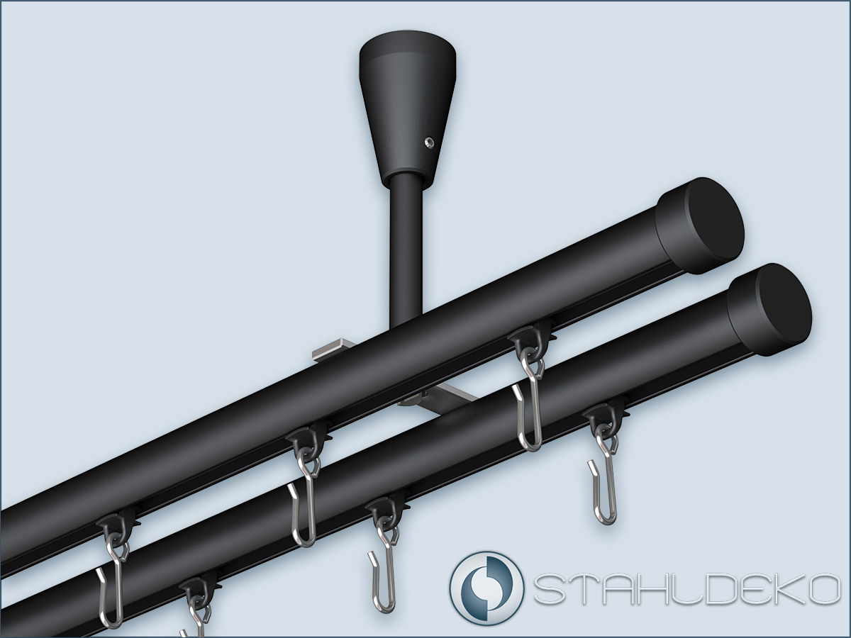 Minimalistische doppellauf Innenlauf-Vorhangstange für die Deckenbefestigung, charakterisiert durch ein 20mm Innenlaufprofil aus Aluminium in schwarz matt, begleitet von Deckenhalterungen und Endknöpfen aus schwarz seidenmattem Aluminium, abgerundet durch schicke Edelstahlhaken-Gleiter