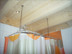 Behindertengerechte Dusche mit bodenebenem Duschbereich, barrierefreie Duschstange in L-Form